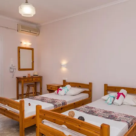 Roussa's Hotel 2*