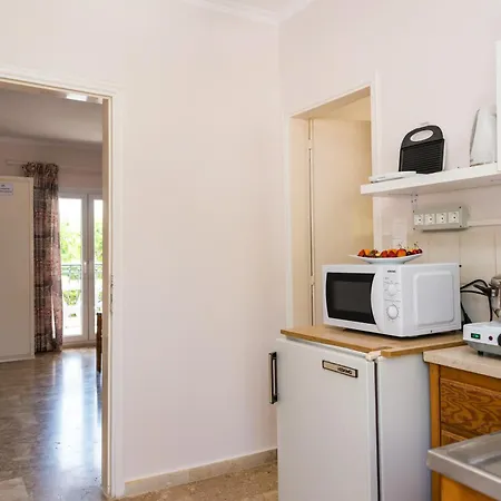 Roussa's Hotel 2*